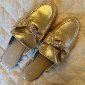 🆕 Ann Taylor Marisela Loafer Slides in Metallic Gold Leather with Bows 11M 💛✨